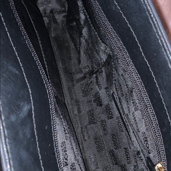 Michael Kors purse. Barely used - Picture 3 of 3